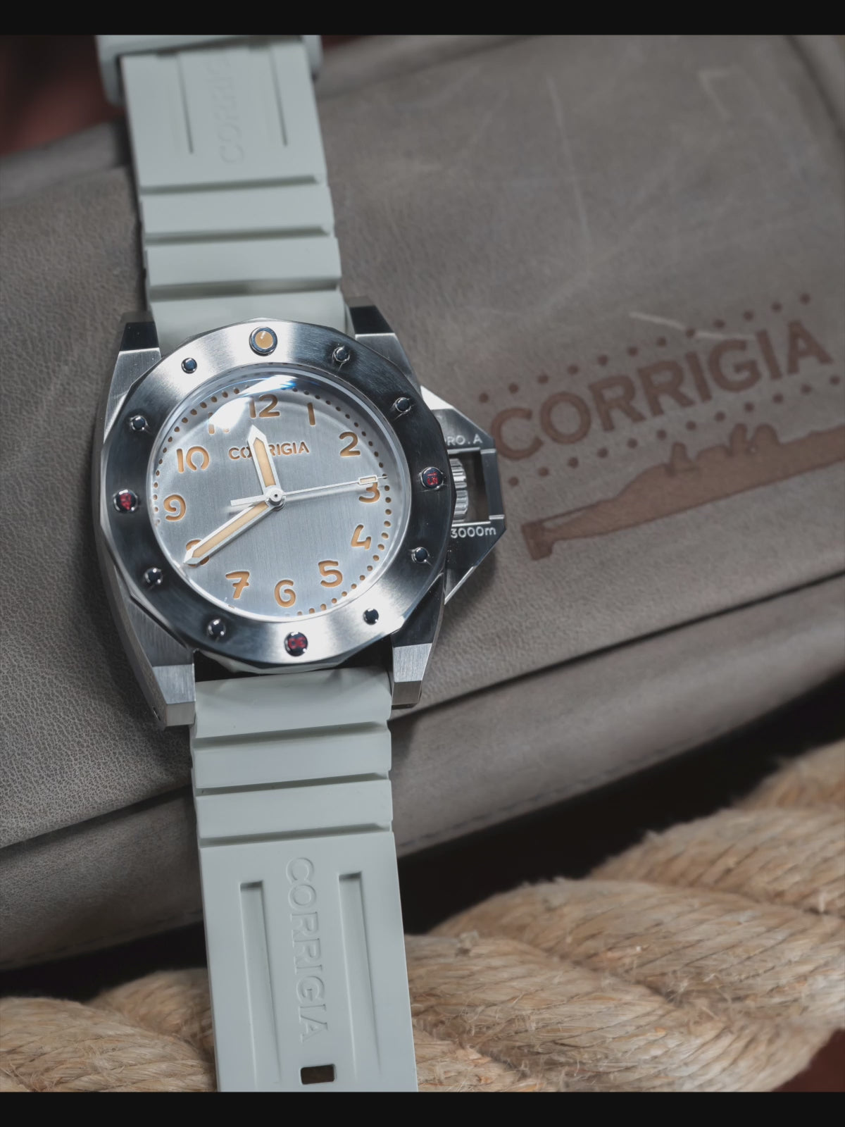 Load video: Corrigia02 Steel V-Silver Ref.701-614-578-579-580